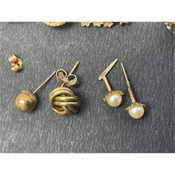 Victorian and later gold jewellery including horseshoe bar brooch, stone set ring, pearl stud earrings, etc 