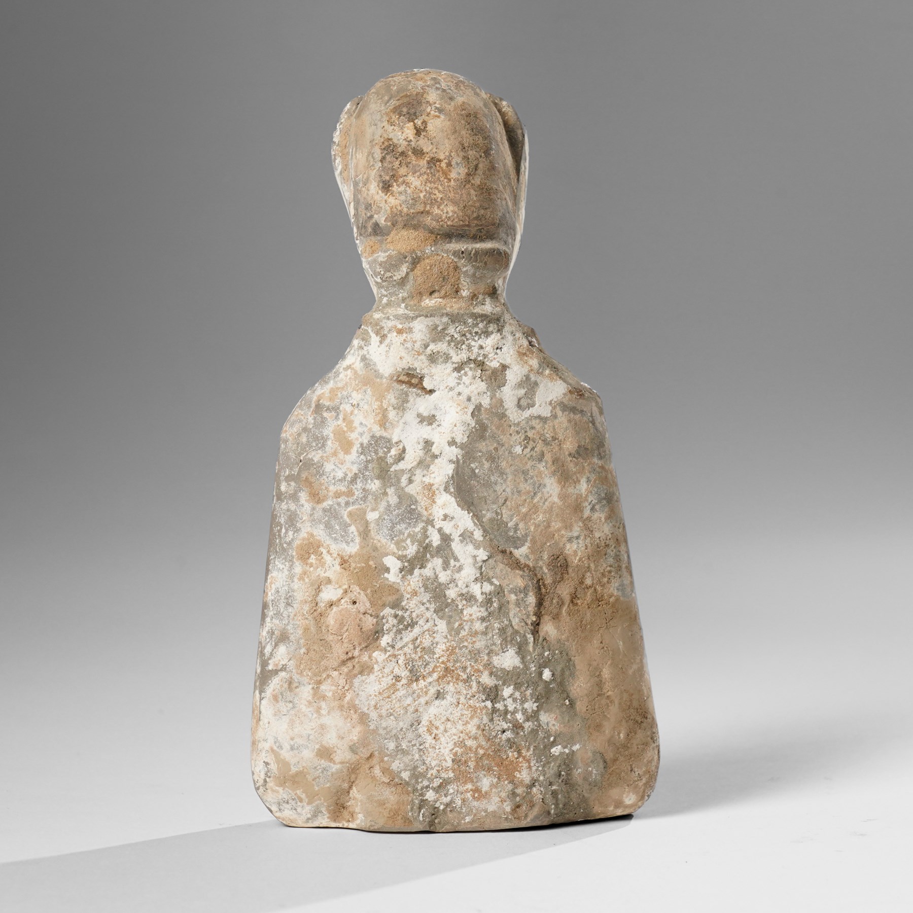 Chinese Han Dynasty grey pottery figure of a dignitary, with Oxford thermoluminescence certificate no. C466e67, H17.5cm