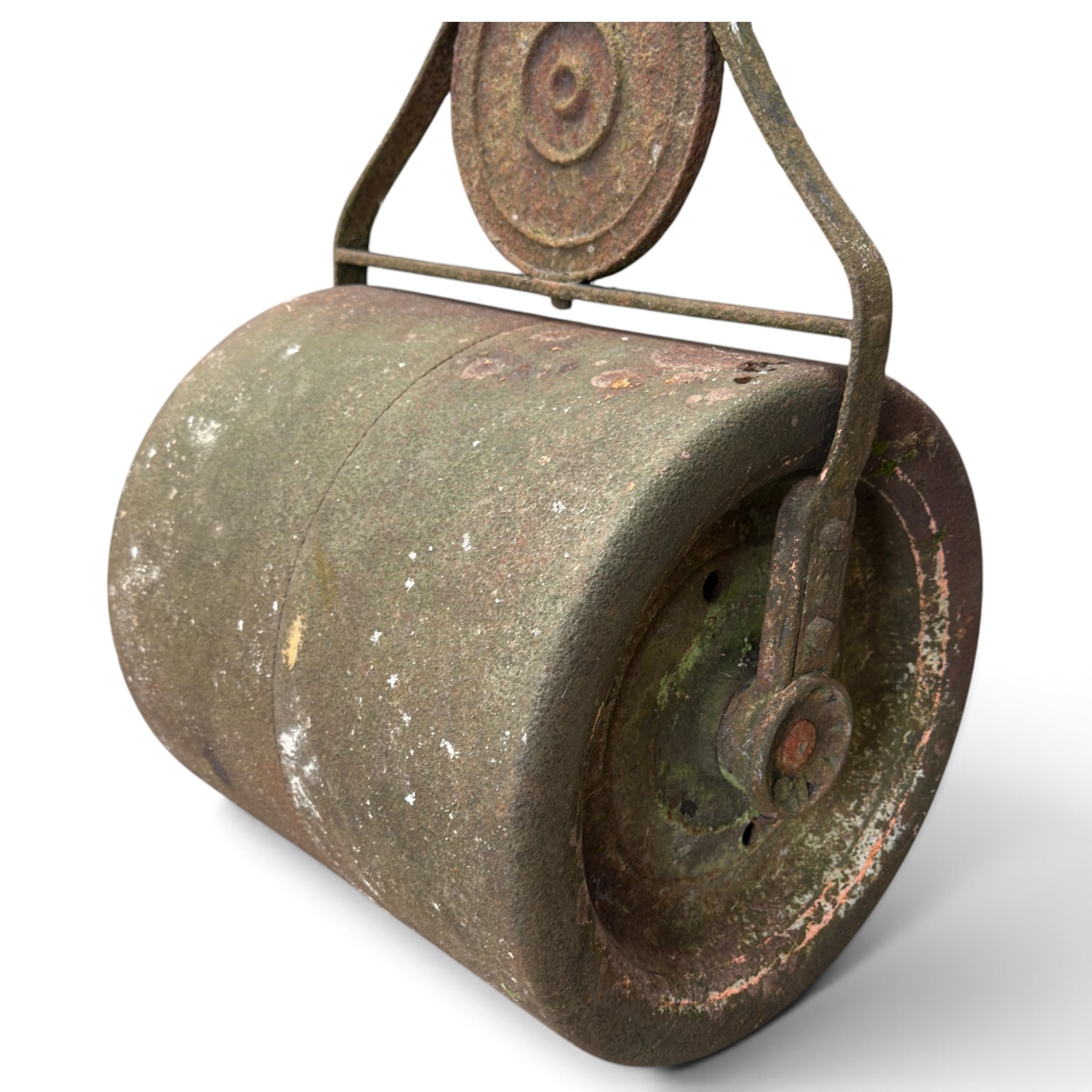 Edwardian cast iron garden lawn roller, handle over crocket-style spoke with moulded roundel medallion