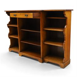 Early 20th century mahogany breakfront open bookcase, the shaped rectangular top with moulded edge, fitted with single frieze drawer over to open shelves, flanked by two shelves to each side with shaped uprights, on bracket feet