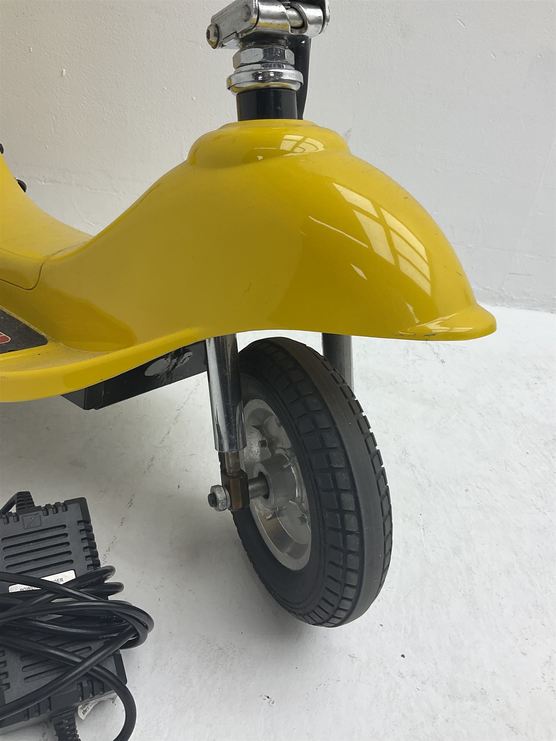 E-Scooter yellow electric 2-wheel scooter with seat and charger L106cm