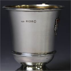 Silver Queen Elizabeth II Silver Jubilee mug, with silver and enamel profile of the Queen's head to one side, hallmarked W I Broadway & Co, Birmingham1977, H7.5cm, boxed