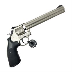 Smith and Wesson Model 686-8 .177 air pistol with satin finish, serial no.S0042397 with circular 10-shot magazine L37.5cm  NB: AGE RESTRICTIONS APPLY TO THE PURCHASE OF AIR WEAPONS.