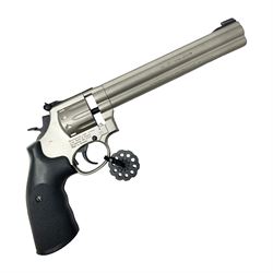  Smith and Wesson Model 686-8 .177 air pistol with satin finish, serial no.S0042397 with circular 10-shot magazine L37.5cm  NB: AGE RESTRICTIONS APPLY TO THE PURCHASE OF AIR WEAPONS.