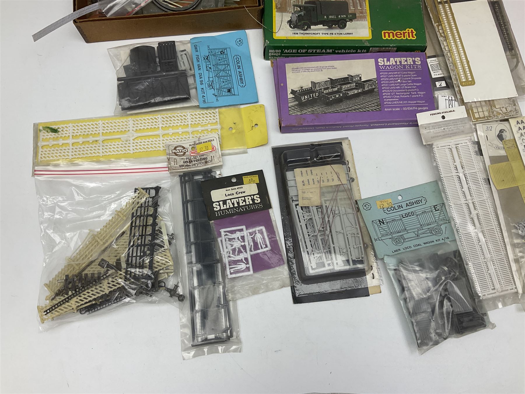 '00' gauge layout accessories - Langley Miniatures Footbridge kit, wagon kits by Nu-Cast, Colin Ashby, Slaters etc, layout chippings, fencing, sprues of figures and accessories, switches and motors, Peco Lectrics, name plates, transfers etc; most boxed or packaged