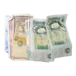 Approximately 166 grams of Great British pre-1947 silver coins, together with USA 1924 silver 'Peace' dollar, 1964 'Kennedy' half dollar (mounted), three commemorative five pound coins, three fifty pence coins, and world banknotes