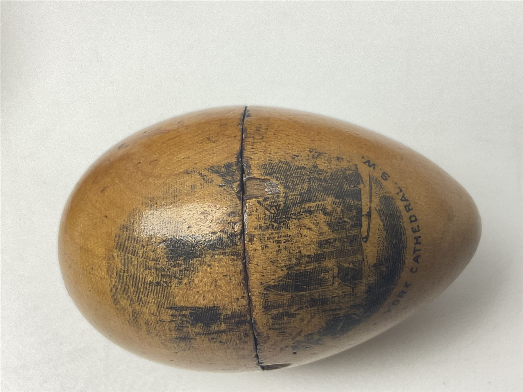 Collection of Mauchline ware relating to sewing, to include four ovoid shaped thimble cases, hinged lid thimble case and needle cases (12) 