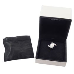 Chanel 18ct white gold pearl and diamond crossover ring, single cultured white / grey pearl, with pave set round brilliant cut diamond shoulders, hallmarked