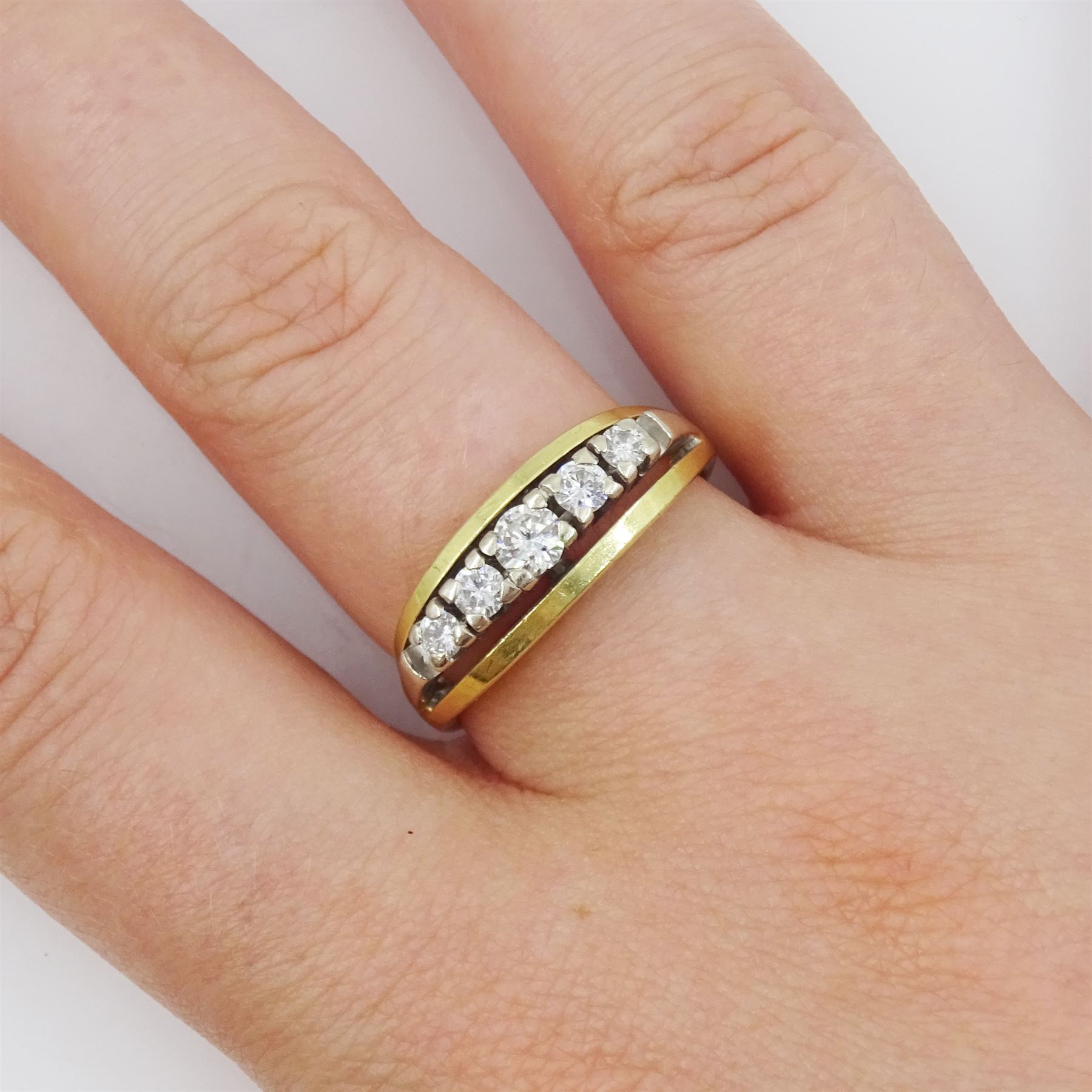 14ct gold five stone round brilliant cut diamond ring, stamped 585, total diamond weight approx 0.40 carat 