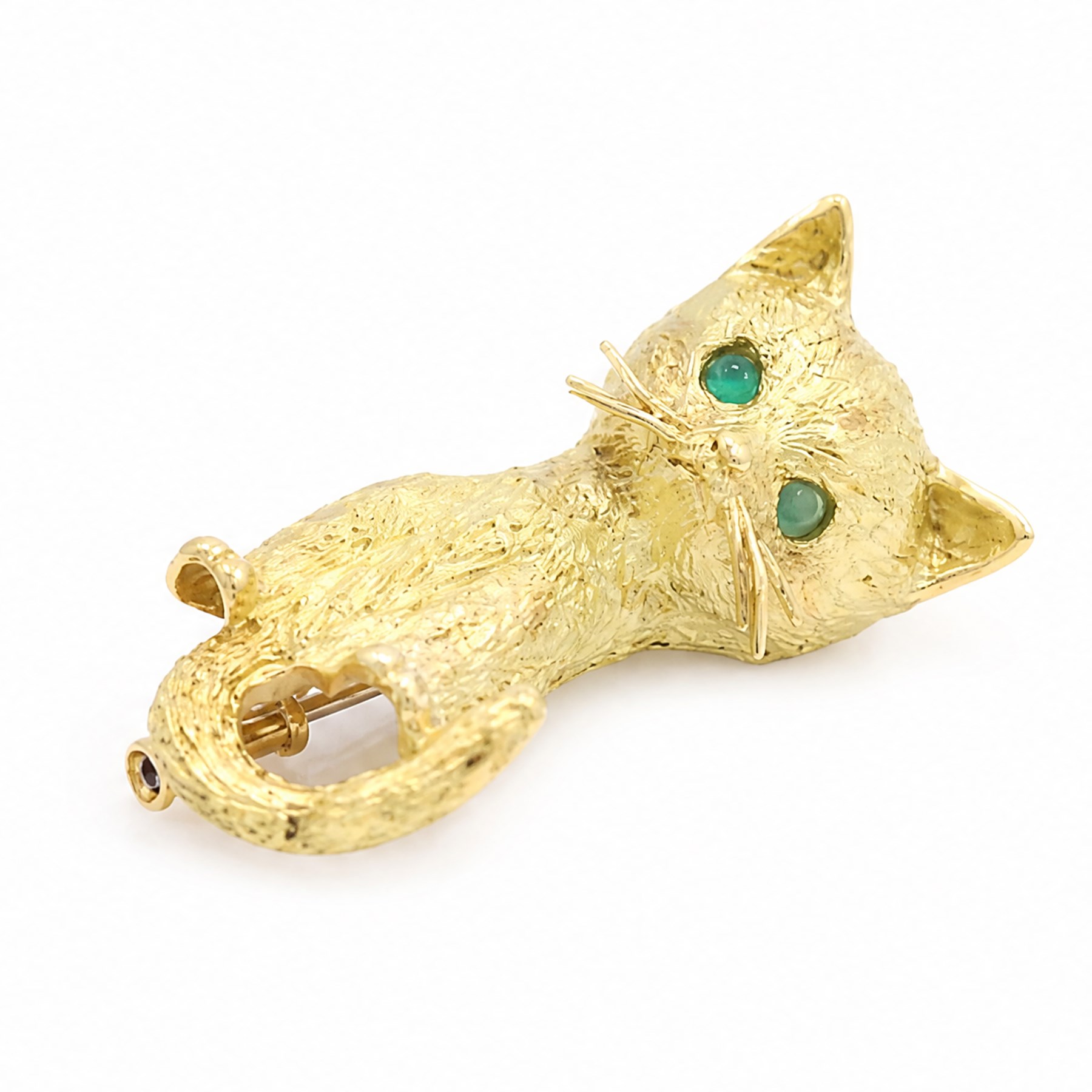 18ct gold cat brooch, set with round cabochon cut emerald eyes and textured fur, stamped 750