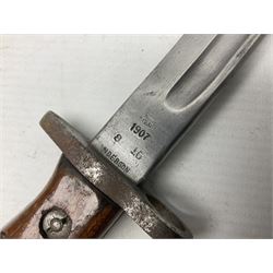 WW1 British 1907 pattern bayonet, the 43cm single edged fullered blade stamped to the ricasso with a crown GR cypher 1907 8 15 Sanderson, with various ordnance marks verso, two piece walnut grip, pommel stamped 1HLI 354; in steel mounted leather scabbard stamped 140 to the throat L57cm overall