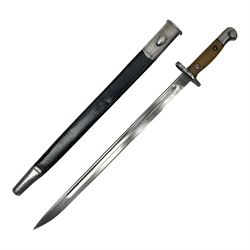 WW1 British pattern 1907 bayonet in polished condition with 43cm fullered steel blade by Sanderson, various marks to ricasso including date 12-14; in steel mounted leather covered scabbard L58cm overall