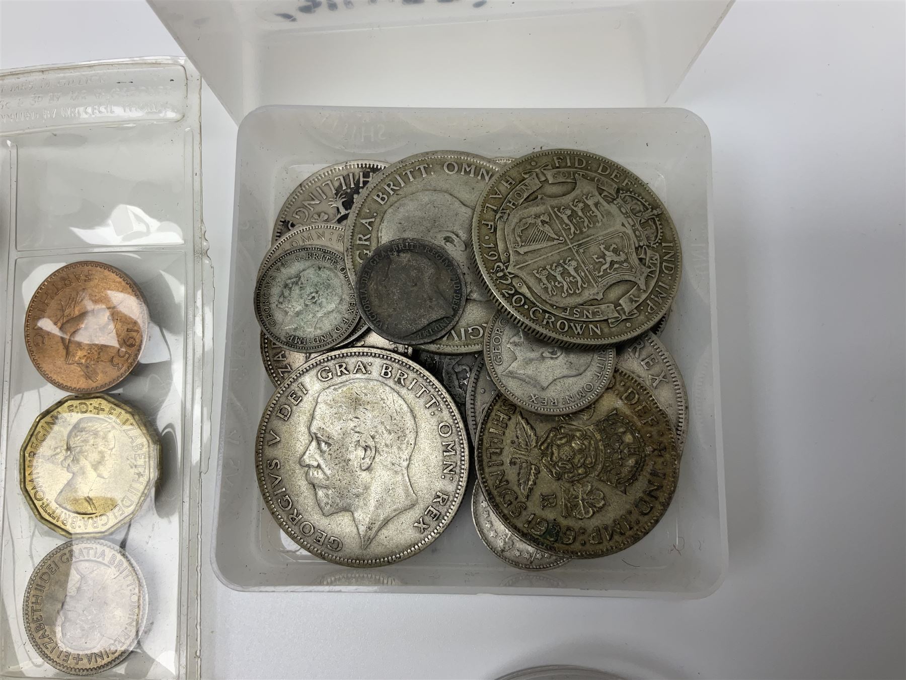 Queen Victoria 1897 crown coin, three King George V half crowns, King George VI 1937 crown, Queen Elizabeth II 1977 silver proof crown cased with certificate and other coinage 