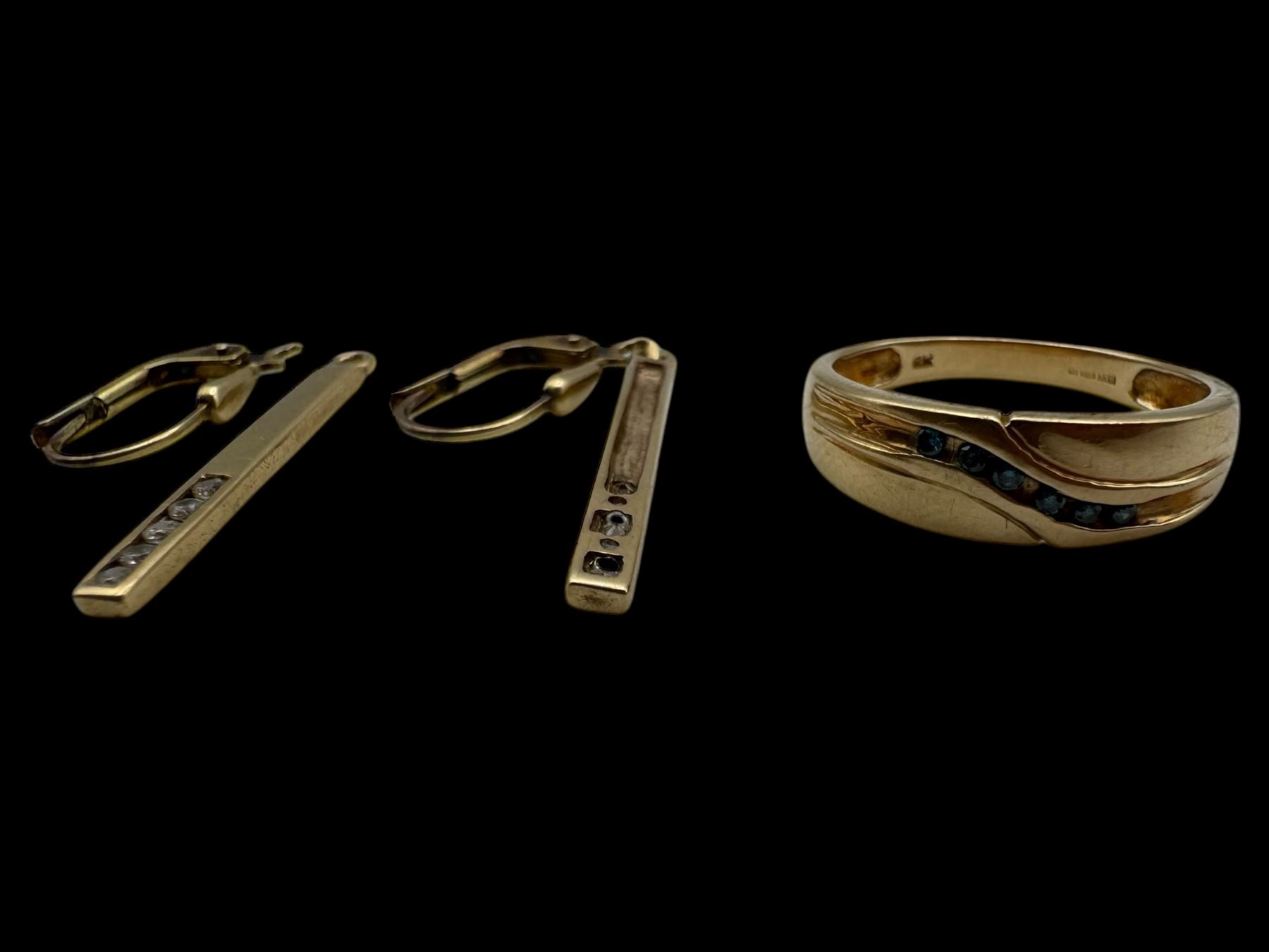 9ct gold stone set cross over ring and a pair of 9ct gold pendant earrings