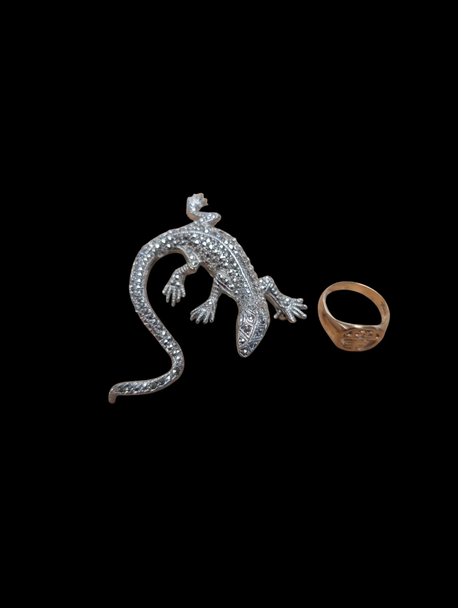 Chinese 9ct gold signet ring, together with a silver lizard brooch