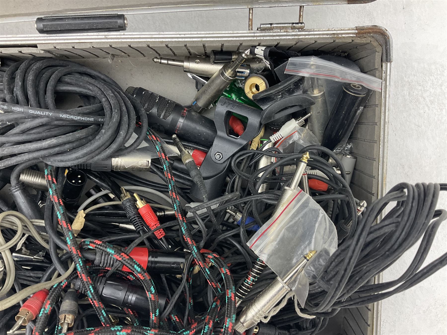 Alesis SR-16 drum machine, Neewer 48V phantom power supply, microphone stand, Genexxa microphone, quantity of jack to jack cables and other similar items