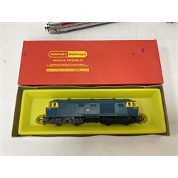 Various makers ‘00’ gauge - Hornby R758 Hymek Diesel Hydraulic B-B locomotive no.D7063 and R253 0-4-0 Diesel Dock Shunter no.3, in original boxes; Tri-Ang Class 08 0-6-0 Diesel Shunter no.D3035 and Class 37 Co-Co Diesel locomotive no.D6830; Jouef 843/E TEE SNCF no.CC40101 in electric red and grey (5)