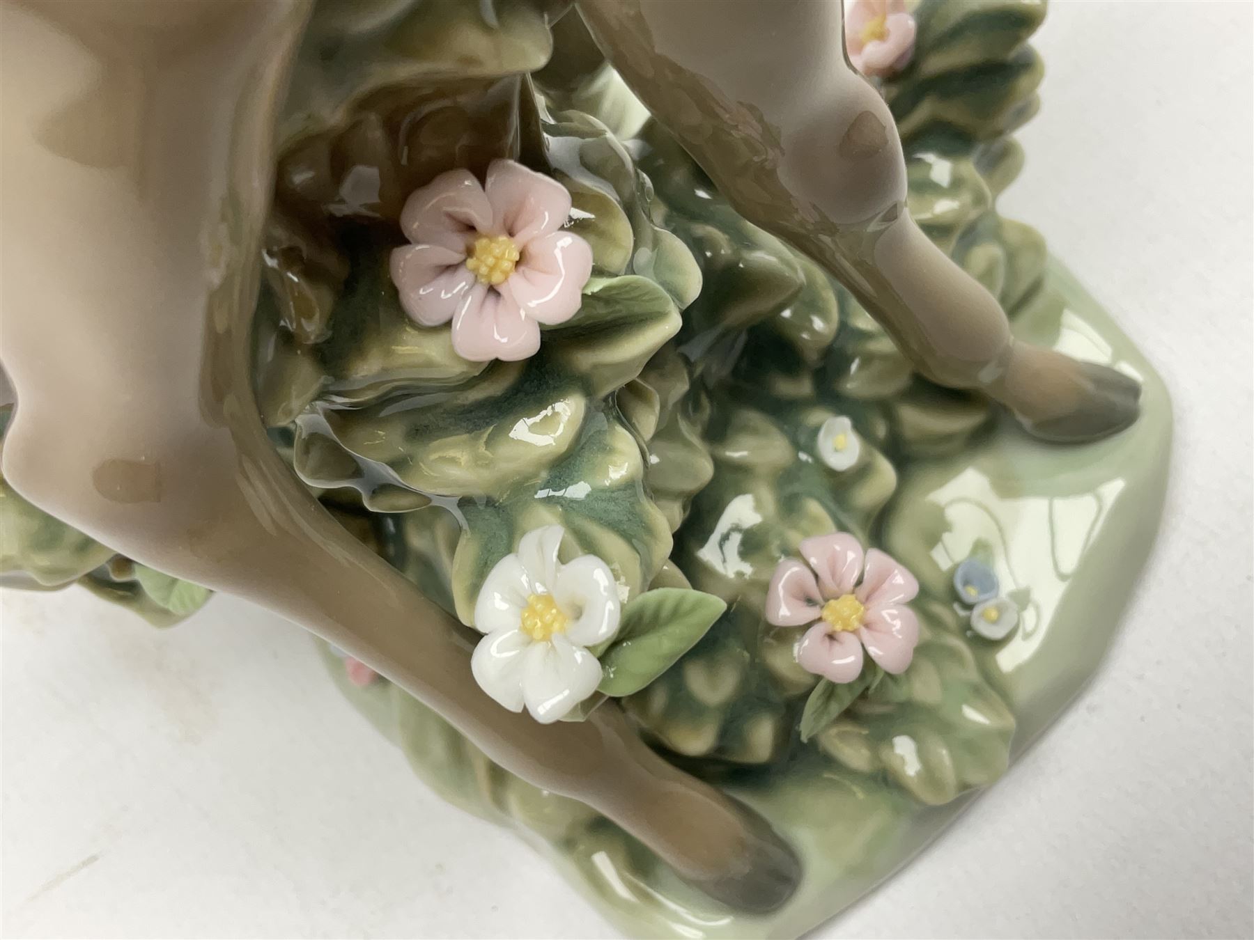 Two Lladro deer figures, comprising A Fawn and Friend no 5674 and Hi There no 5672, both with original boxes, largest example H14.5cm