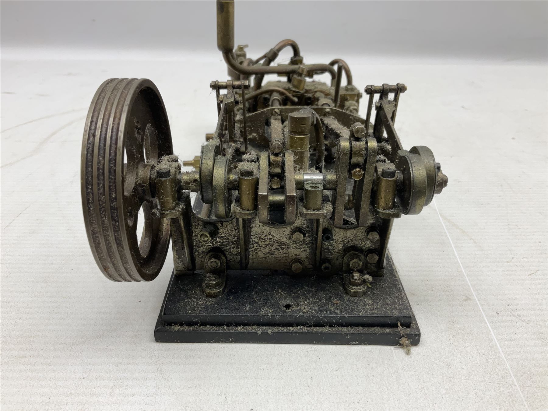 Live steam model of a horizontal mill engine with 7cm flywheel, on oblong bakelite type base L23.5cm
