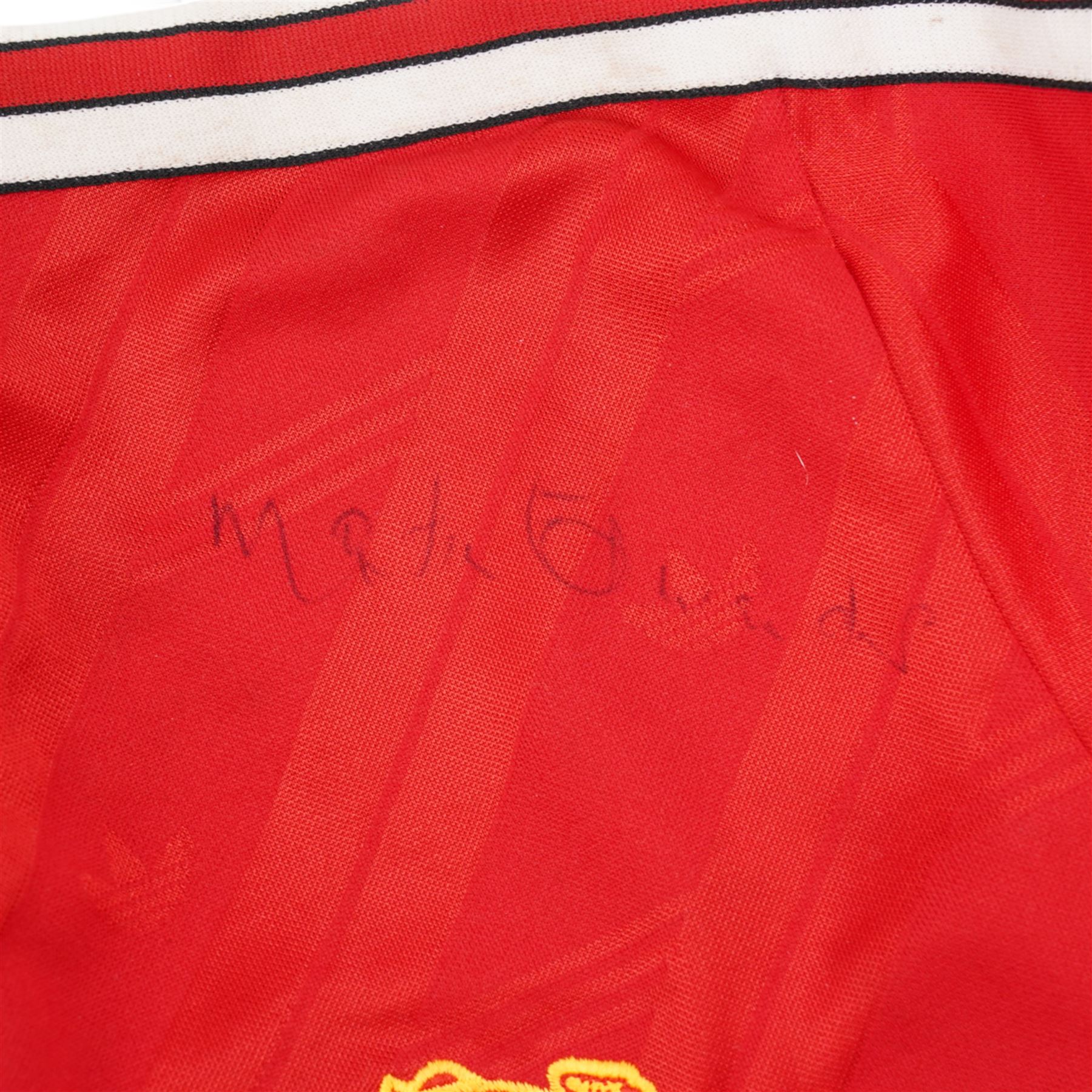 Manchester United 1986 signed football shirt, size large, signatures to include Bryan Robson, Norman Whiteside, Clayton Blackmore, Chris Turner, Mike Duxbury, Remi Moses, Jesper Olsen and others 