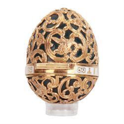 Late 18th/early 19th century gold mounted bloodstone bonbonniere in the form of an egg, unmarked, French or English, with gold overlaid C scroll, foliate and bird detailed cagework, the hinged cover with white enamelled band detailed 'Dieu Vous Benit' (God Bless You), opening with a rose cut diamond push thumbpiece, H4.5cm

Cf. Comparable examples sold at auction:
Lot 284, Objects of Vertu, Dix Noonan Webb, 14th September 2021
Lot 1643, Fine Jewellery, Wolley & Wallis, 27th April 2017
