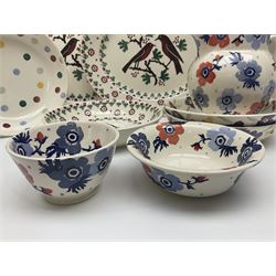 Emma Bridgewater ceramics, to include Christmas Joy Robin pattern meat platter, serving plate, bowl and two mugs, Anenome pattern jug, dinner plate, mug and three bowls, polka dot pasta bowl and two Wallflower pattern pasta bowls, largest D33.5cm