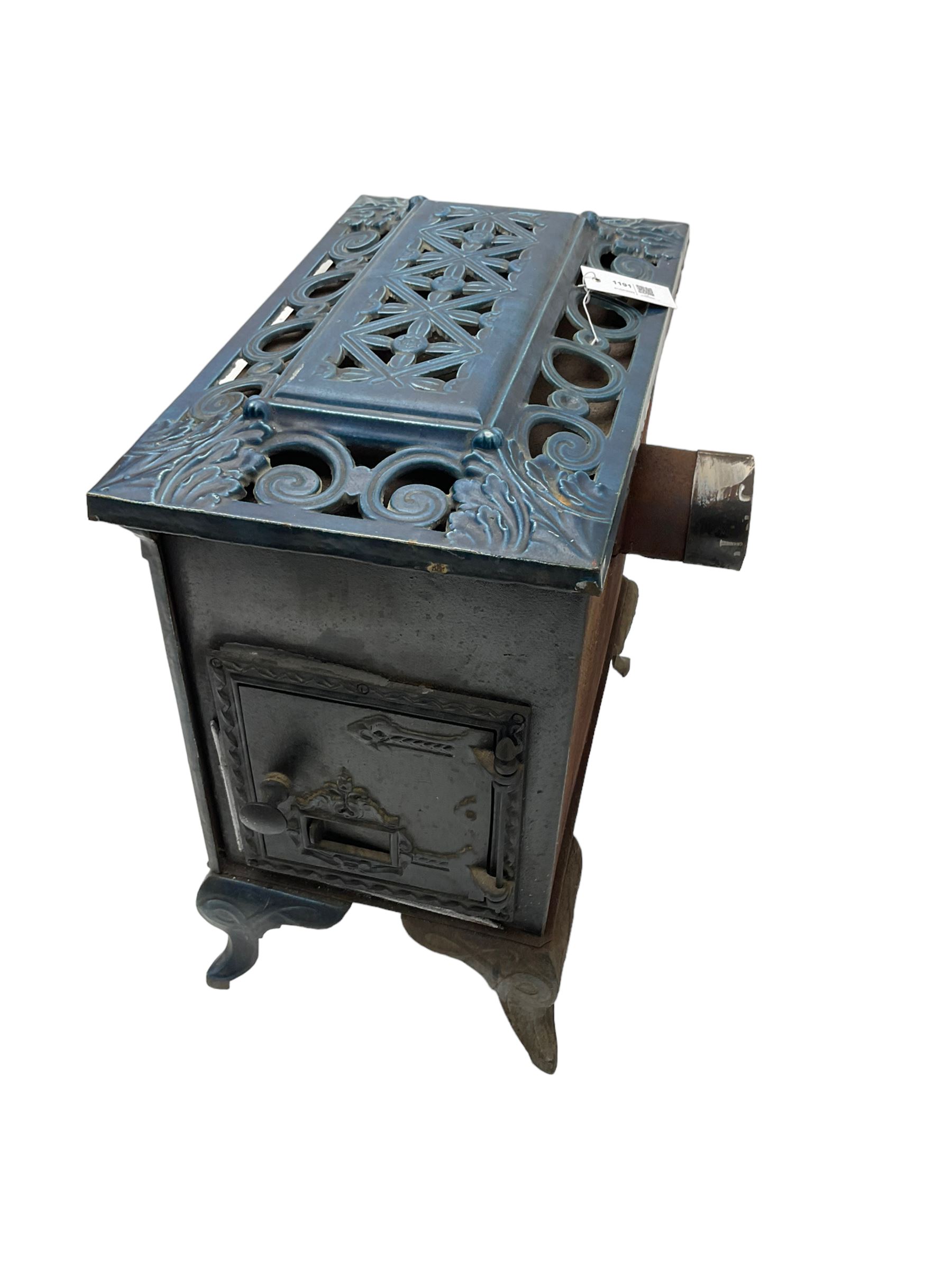 Poeles Nanquette - Art Deco 'Phebus' French enamel wood burning stove, indigo colour with pierced scrollwork decoration and acanthus leaves, on cabriole supports