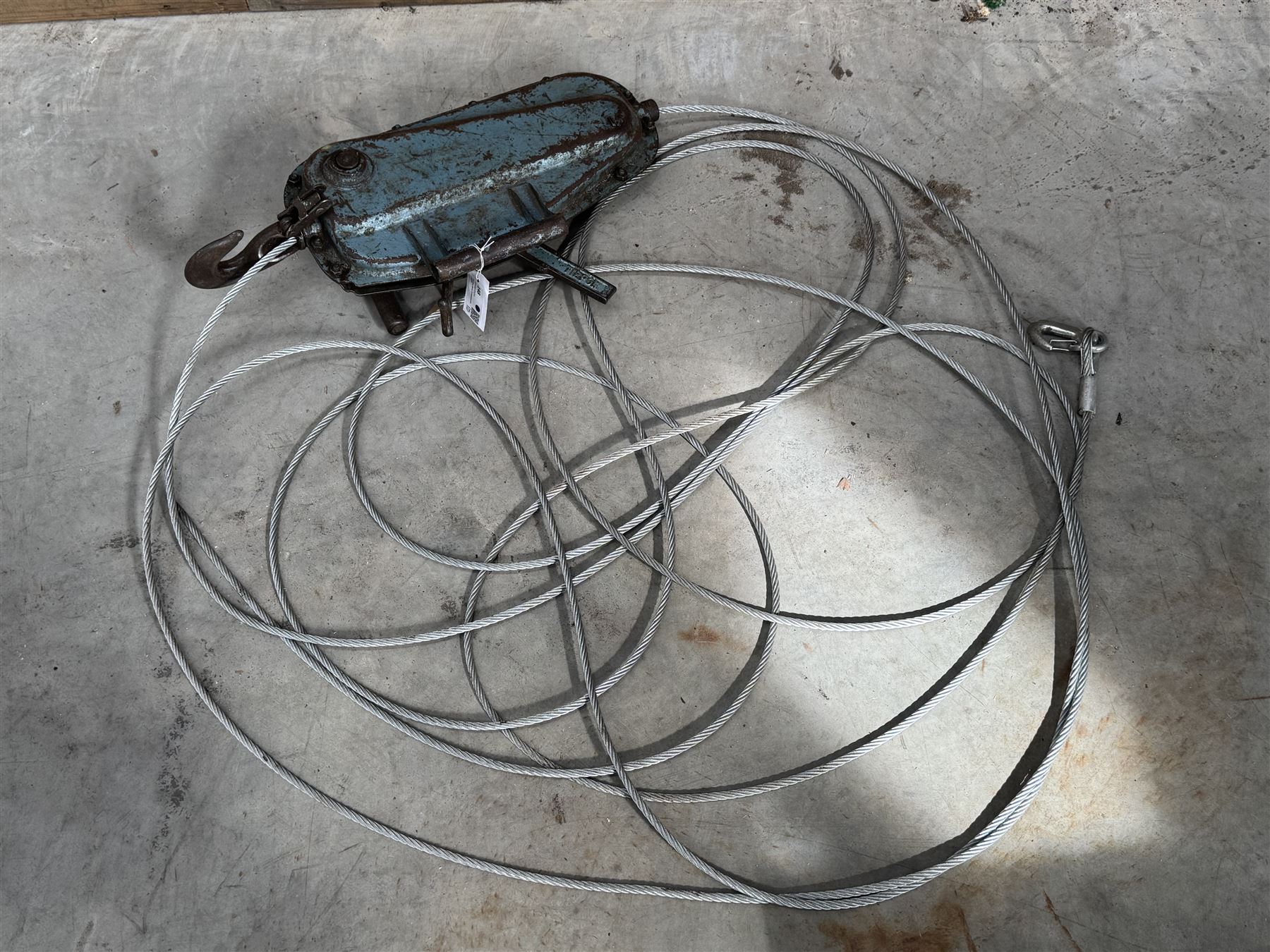 Tirfor winch with wire rope