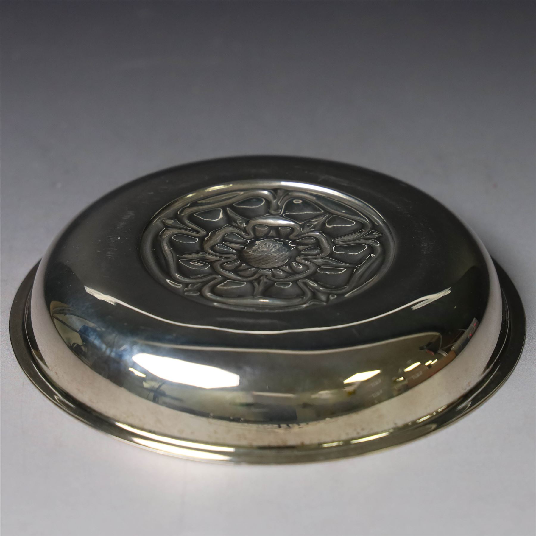 Late 20th century silver pin dish, of circular form with embossed Yorkshire Rose to centre, with Queen Elizabeth II Silver Jubilee hallmark Cooper Brother & Sons, Sheffield 1977, D11cm