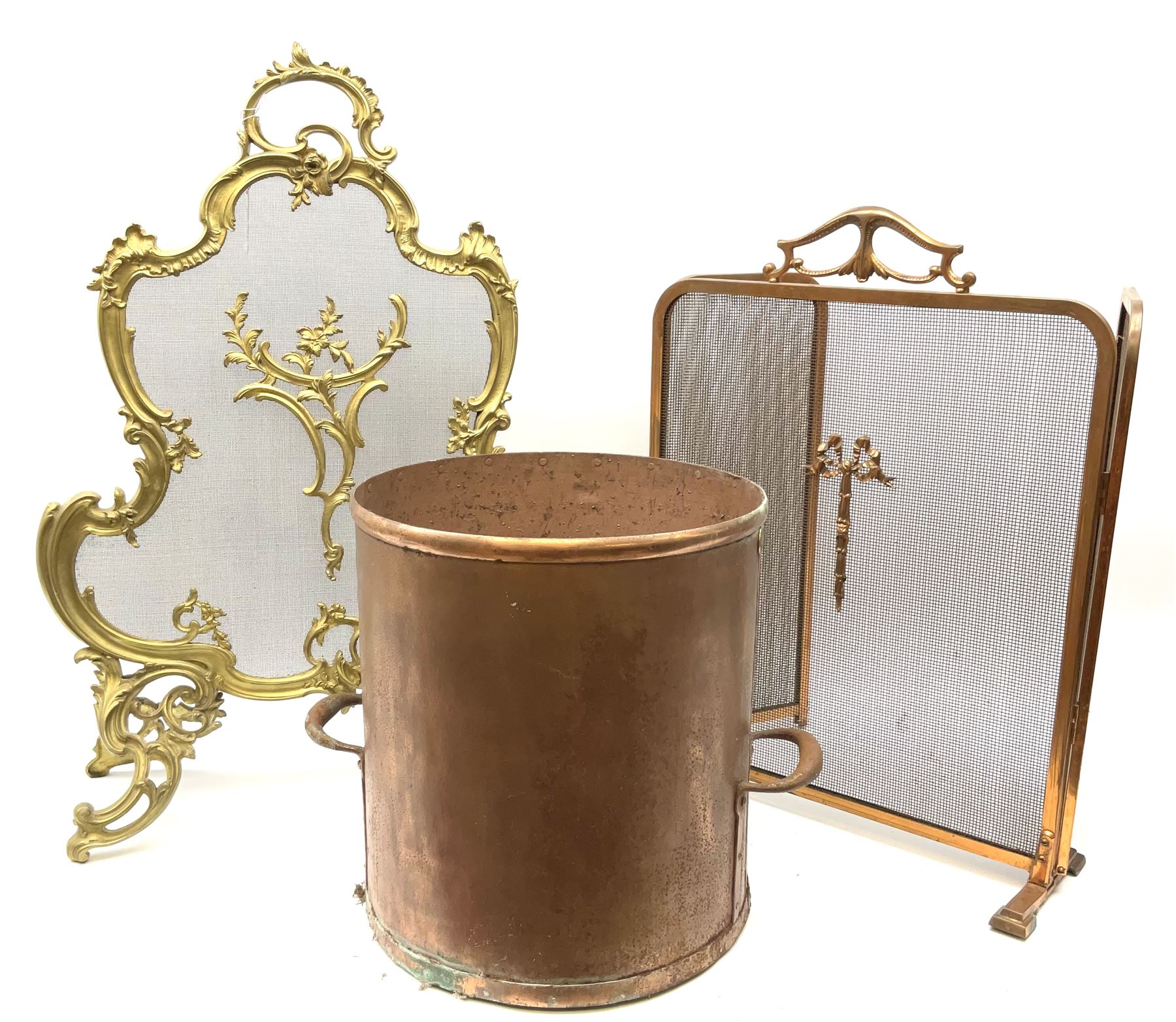 Metal fireguard with scroll decoration, copper fireguard and cylindrical copper pot