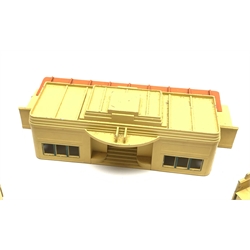 Hornby Dublo - D1 Through Station and D1 Island Platform, both boxed; and Dinky die-cast Goods Yard Crane No.752 (3)