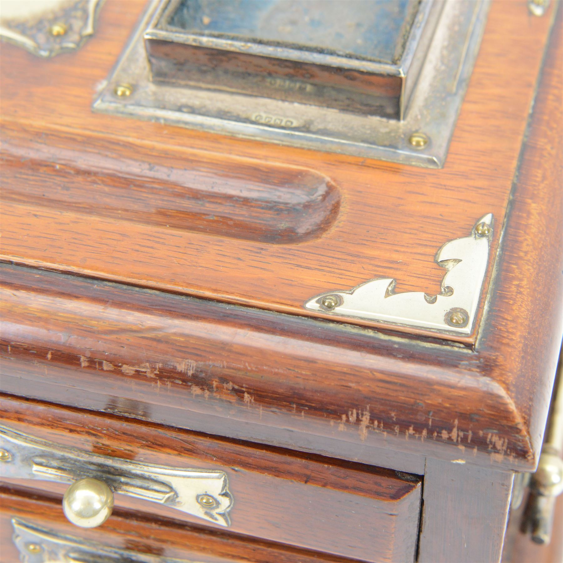 Desk top chest of drawers, two short over two long drawers, the top with pen holder and two silver plated inkwell holders, with handles to the side, H20cm, L38cm