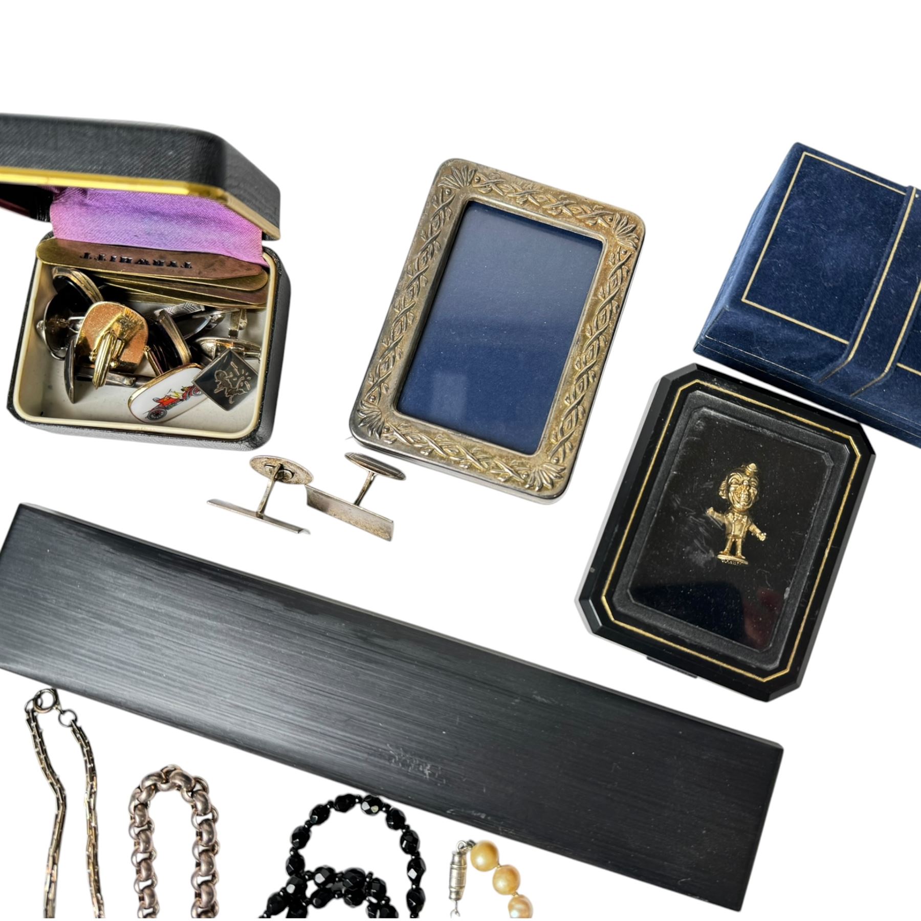 Silver jewellery, comprising Siam silver tie clip, cufflinks and faux pearl pendant, together with a collection of costume jewellery