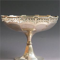 Early 20th century silver tazza, the bowl of circular form with pierced foliate border, upon and knopped stem and circular foot, hallmarked 	Marcus Beaver, Birmingham 1913, H11cm, D15cm