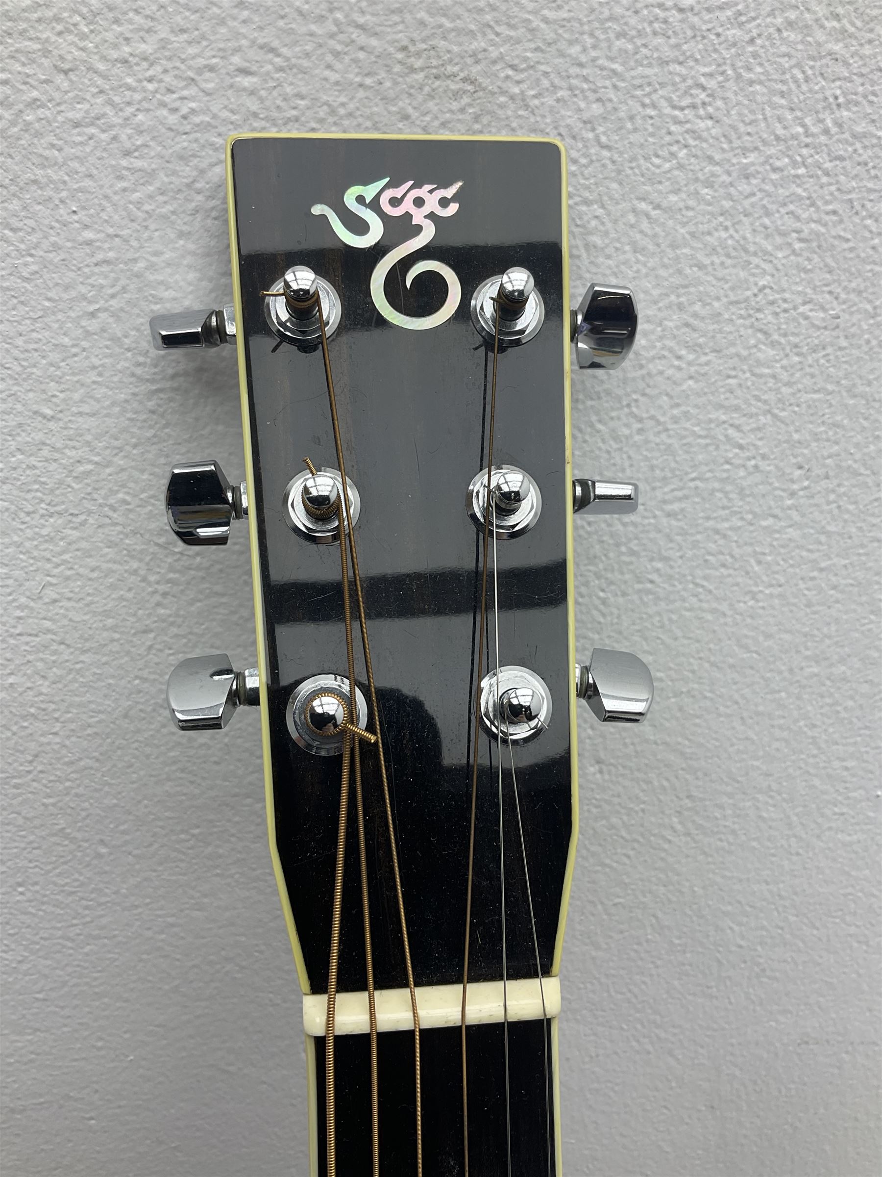 Santa Cruz Guitar Company acoustic guitar No.D2243 with Richard Hoover label L103cm; in hard carrying case