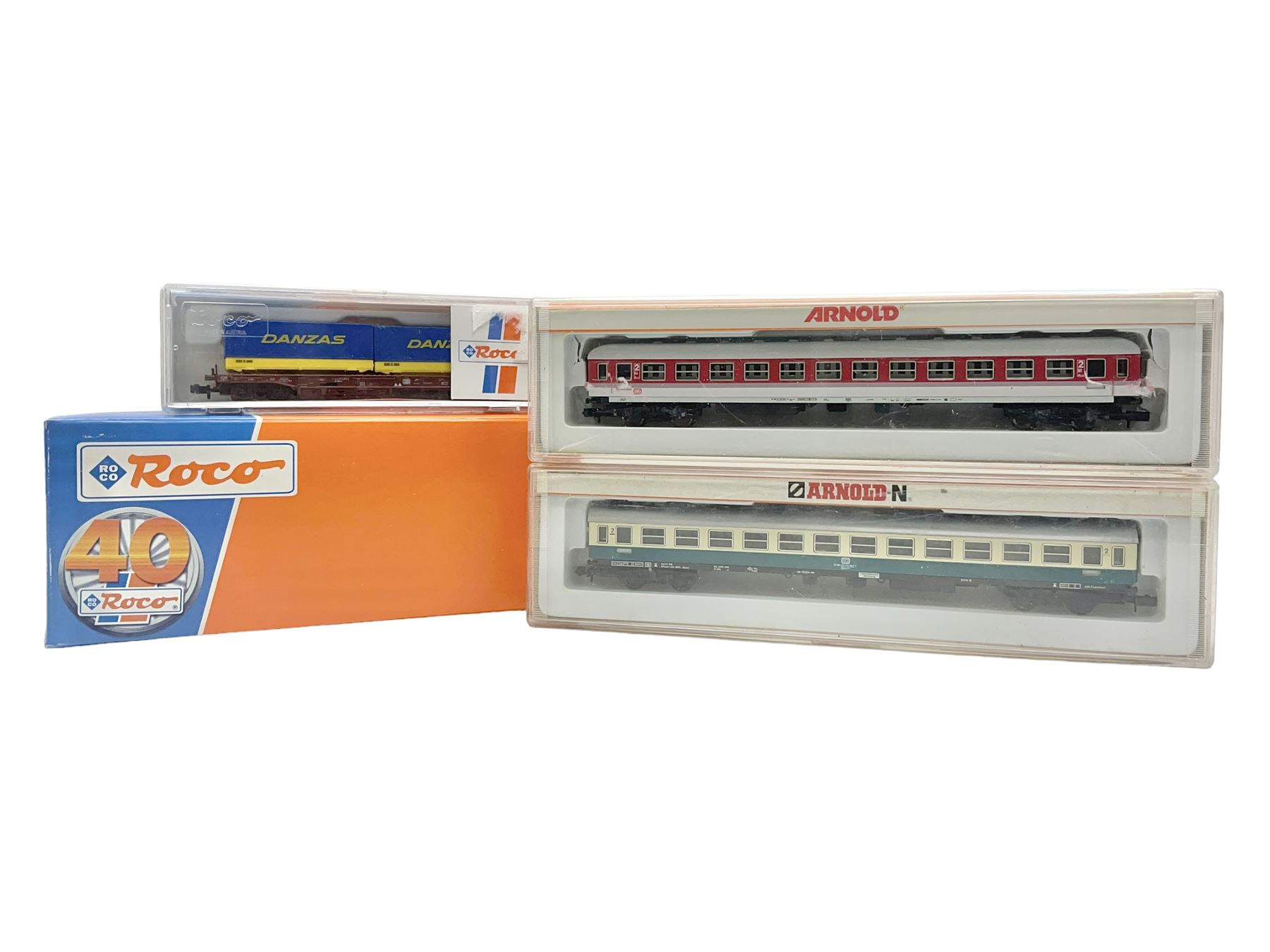 Roco 'N' gauge - 23259 BR 290 German Diesel locomotive and 25307 flat wagon with two containers; both boxed; and two Arnold 'N' gauge passenger coaches Nos.3202 and 3825; both boxed (4)