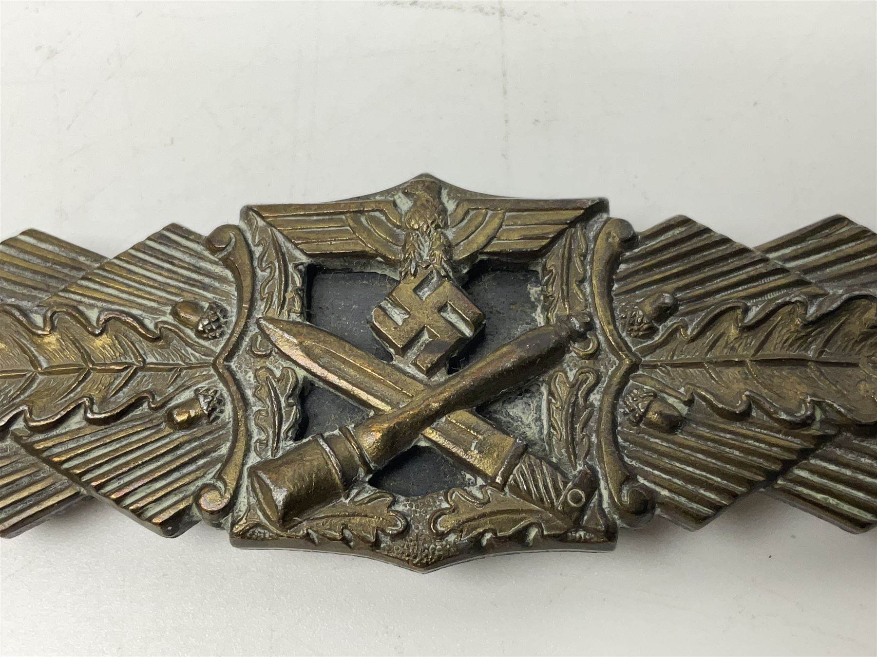 WW2 German Army / Waffen-SS Close Combat Clasp (Nahkampfspange) in bronze with backing plate, original pin and sunken catch; marked verso “FEC.W.E PEEKHAUS BERLIN” and “AUSF. A.G.M. u. K GABLONZ” L9.5cm