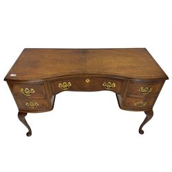 Mid-20th century walnut kidney shaped dressing table or desk, moulded top with rosewood band, fitted with five drawers, on cabriole supports 