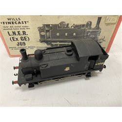 ‘00’ gauge - three steam locomotives and comprising two kit built examples; J69 Class 0-6-0T no.68619 in BR dark blue; J69 Class 0-6-0T no.68626 in BR black; with Wills Finecast boxes; one further similar example Class J67 ‘Buckjumper’ 0-6-0 no.372 being comprised of a singular heavy metal body and chassis; all models with Wills Finecast boxes (3) 