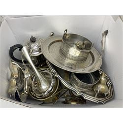 Assorted silverplate and other metalware including vesta, cutlery, cruet set etc. 