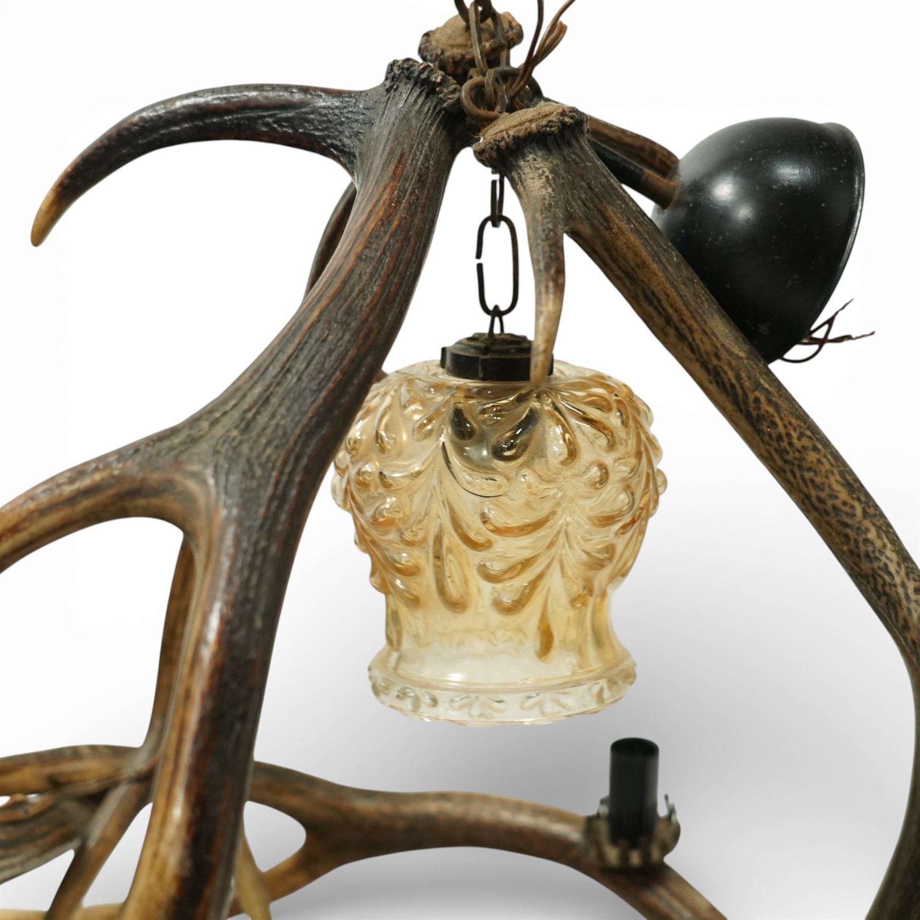 Antlers/Horns - Deer antler chandelier, of circular form, with three fitted lights, H77cm 