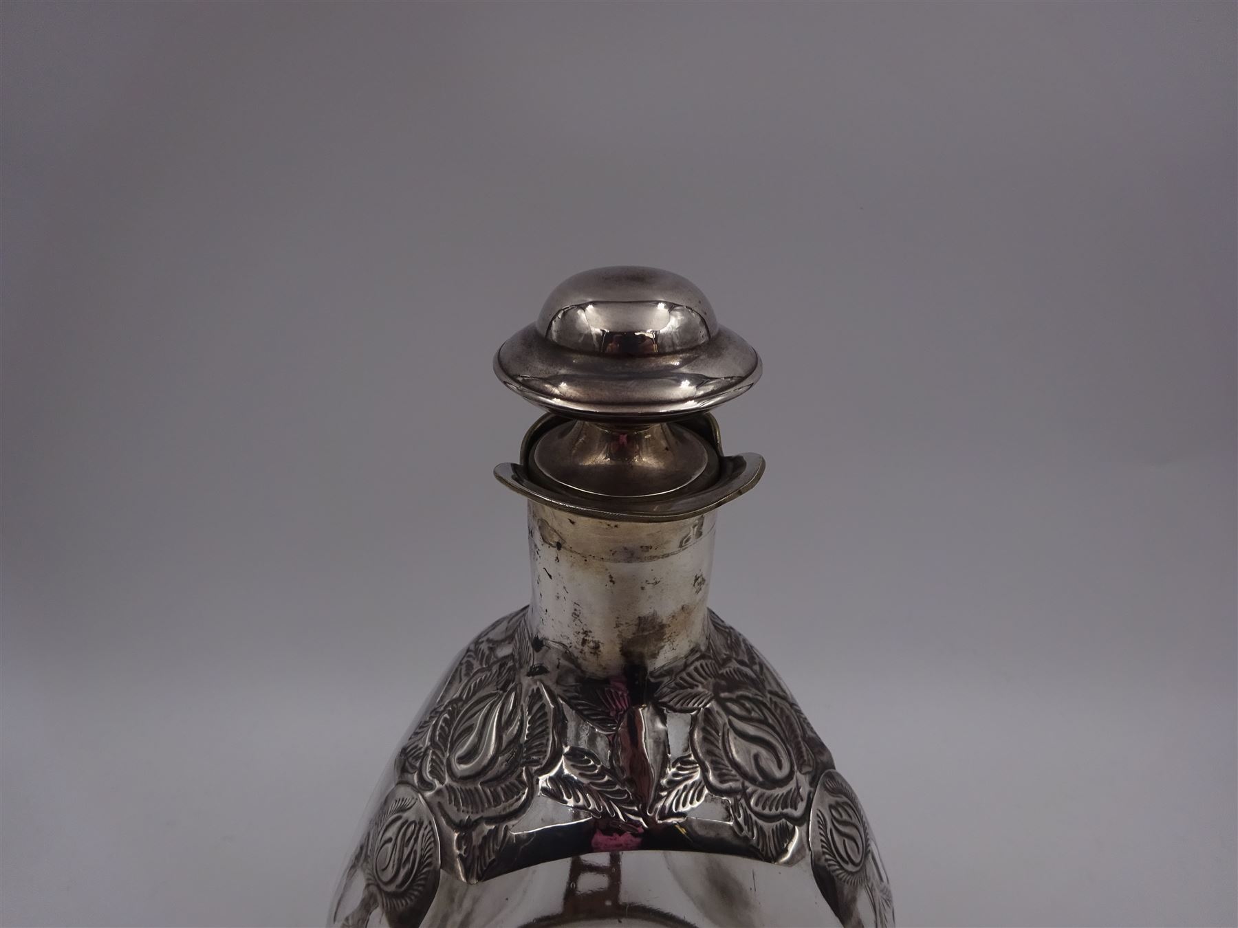 20th century Mexican silver overlaid Dimple whisky decanter/jug with stopper, the glass body overlaid with pierced floral silver decoration, with silver C handle and silver stopper, stamped 925 to base, H23.5cm