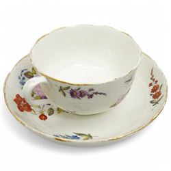 Pair of Derby teacups and saucers, attributed to William Billingsley, decorated with sprays of flowers with scalloped gilt edges, with crown, D mark and crossed batons in red, pattern no. 42 (4)