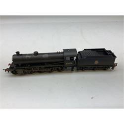 Hornby '00' gauge - Class BI 4-6-0 locomotive no. 61138, Thompson Class OI 2-8-0 locomotive no. 63670 and Class Q6 0-8-0 locomotive no. 3418, all DCC ready (3)