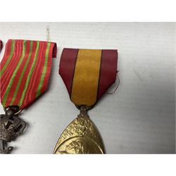 Five WW1 Belgian medals - two Croix-De-Guerre, one with MID leaves, L'Union Fait La Force, Herinnerings 1914-18 Commemorative medal and Victory Medal; all with ribbons