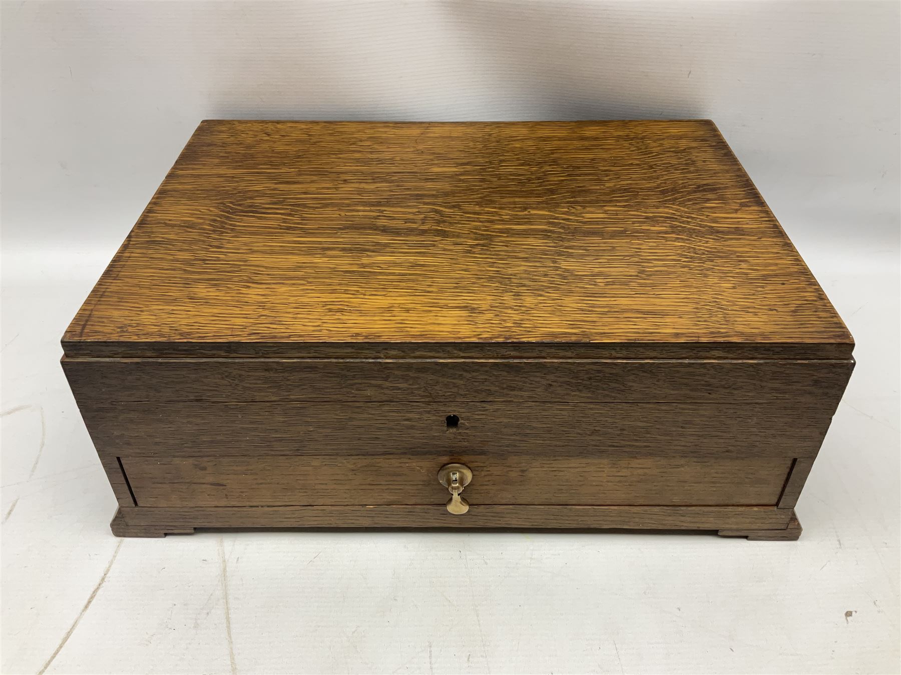 Twelve place setting canteen of cutlery by Lee & Wigfull Ltd, cased in an oak  chest, with key, meat carvers are missing, H18cm, L44cm 