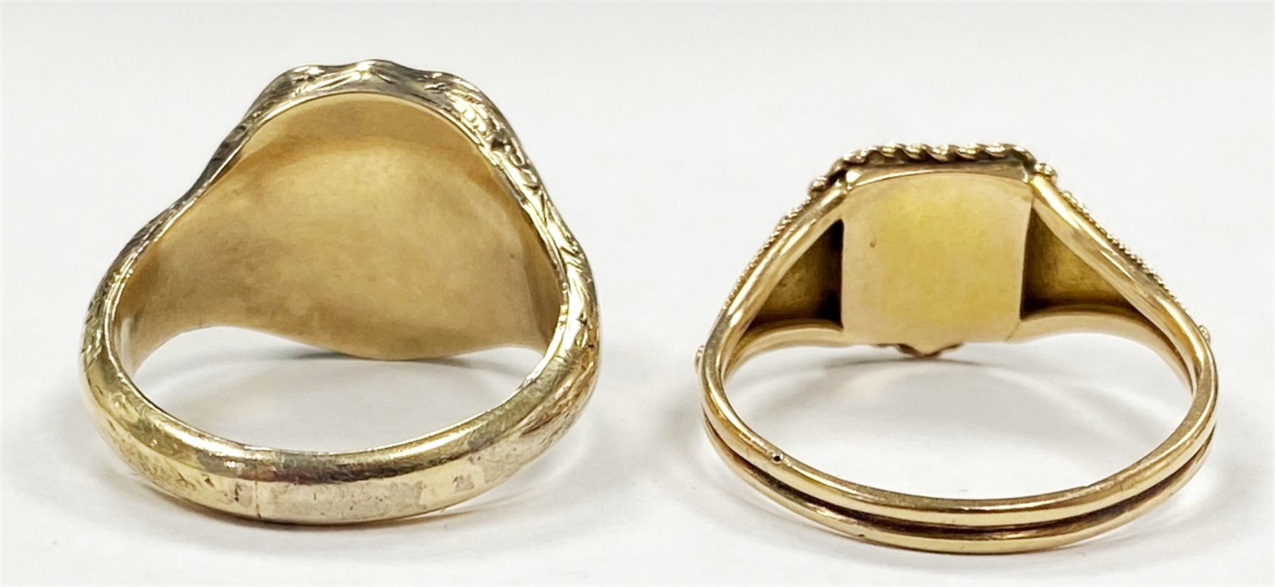 Victorian 15ct gold bloodstone lion intaglio, shield shaped signet ring and a 9ct gold agate dragon intaglio ring