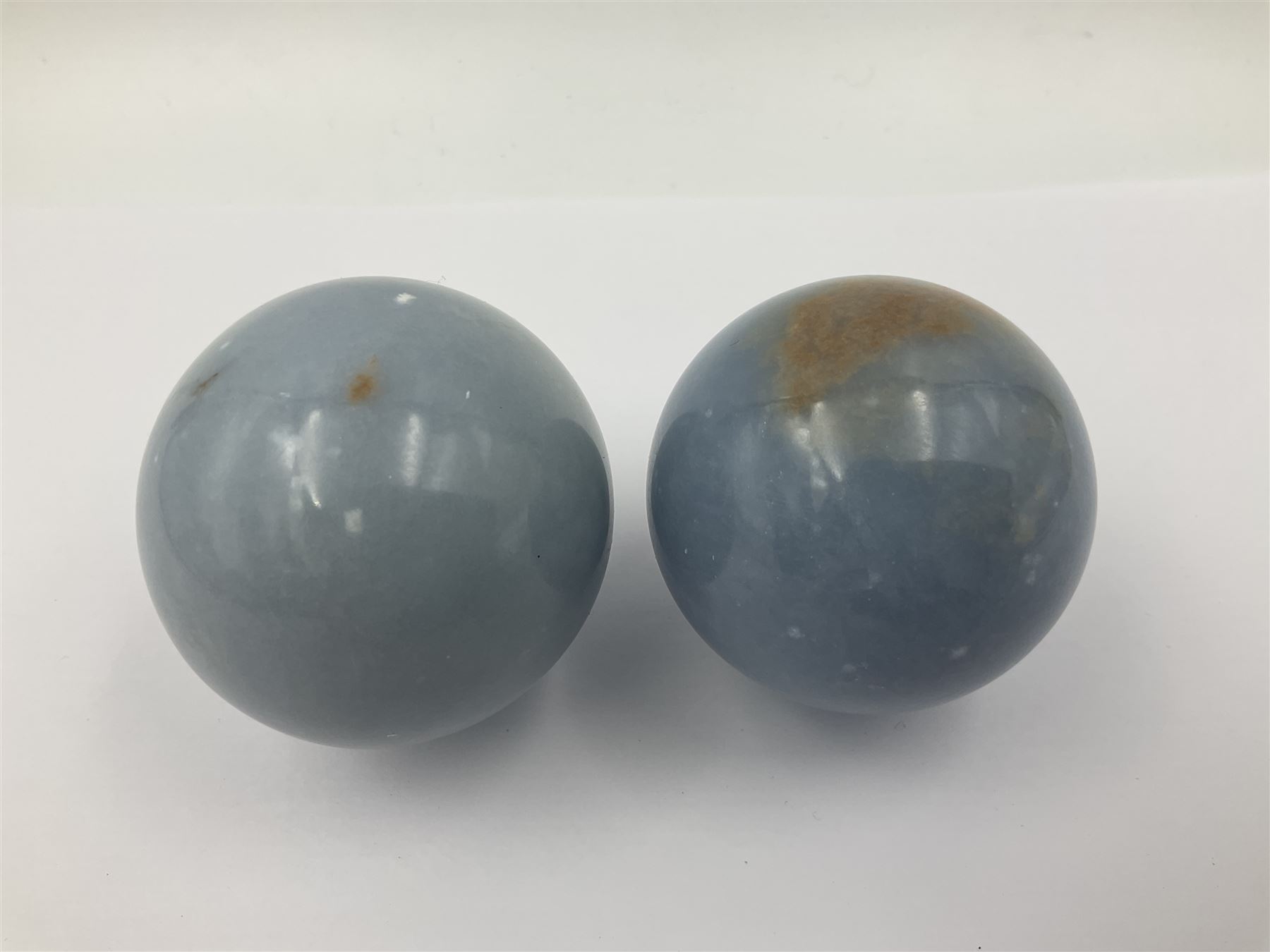 Pair of angelite spheres upon gilt metal stands, H8cm D6cm