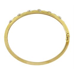 18ct gold rubover set round brilliant cut diamond hinged bangle, London 2004, total diamond weight approx 0.85 carat