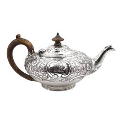 Victorian silver teapot, embossed floral decoration by Walter Morrisse, London 1840, approx 18.8oz 